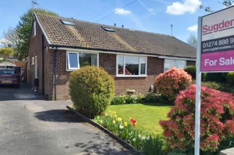 Moor Close Road, Queensbury, Bradford 3 bed semi