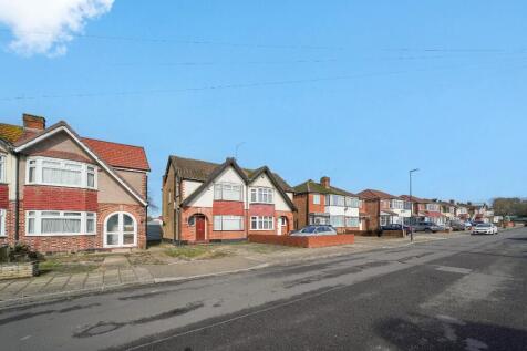 Hiliary Gardens, Stanmore HA7 3 bed semi