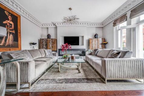 Palace Gate, Kensington, London, W8 3 bed flat for sale