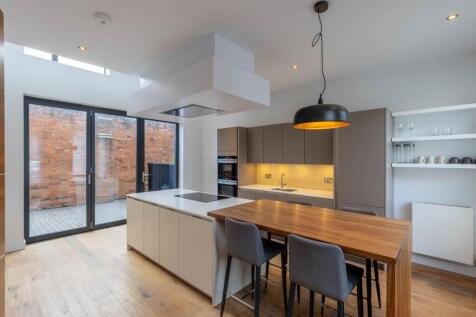 3 bedroom town house for sale