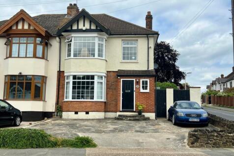 Deyncourt Gardens, Upminster RM14 4 bed semi