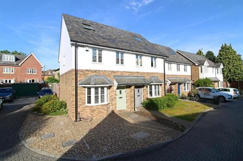 Station Yard, Buntingford, SG9 3 bed end of terrace house for sale