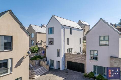 4 bedroom link detached house for sale