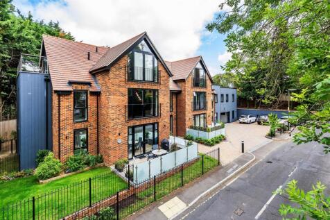 ASHTEAD KT21 3 bed apartment for sale