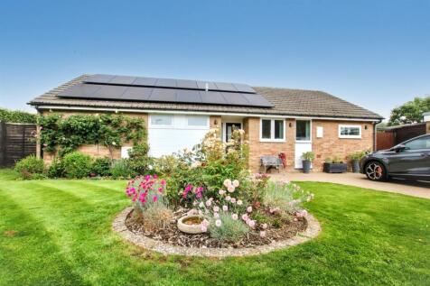 BUSHEY SHAW, ASHTEAD, KT21 3 bed detached bungalow for sale