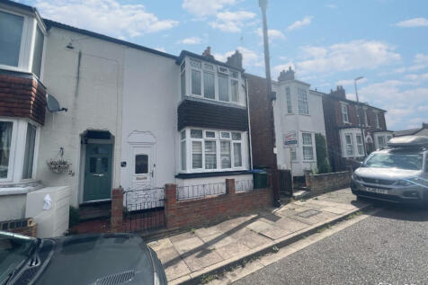Manor Road, Aylesbury, Buckinghamshire 3 bed semi