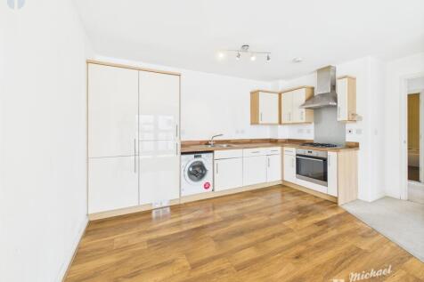 Jubilee Square, Aylesbury 2 bed flat for sale