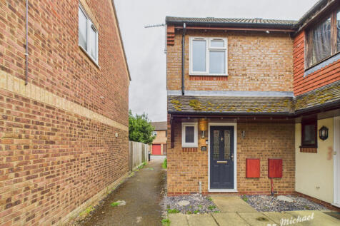 Westfield, Aylesbury, Buckinghamshire 2 bed end of terrace house for sale
