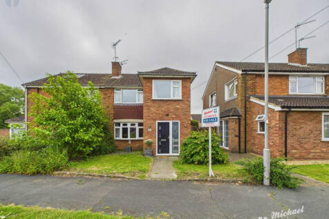 Heath Close, Aylesbury, Buckinghamshire 3 bed semi