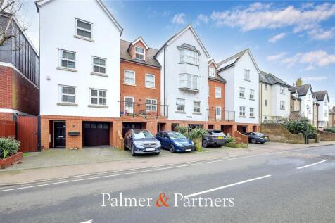 4 bedroom end of terrace house for sale
