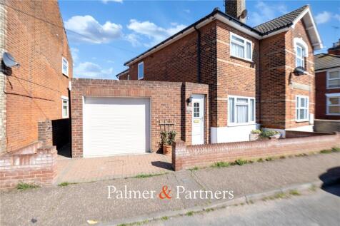Silcott Street, Brightlingsea... 3 bed semi