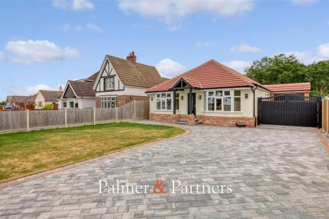 Harwich Road, Little Clacton... 3 bed bungalow for sale