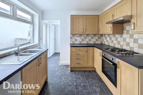 4 bedroom end of terrace house for sale