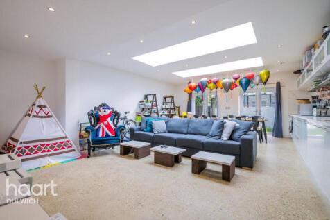 4 bedroom end of terrace house for sale