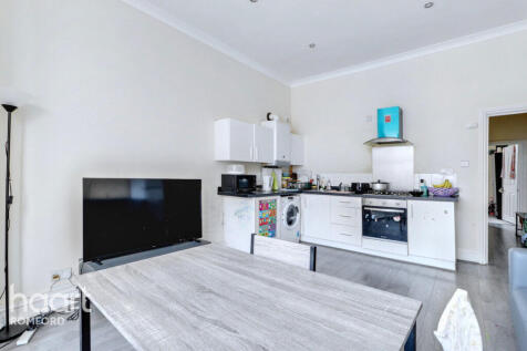 Subhaan House, Romford, RM1 3QS 2 bed apartment for sale