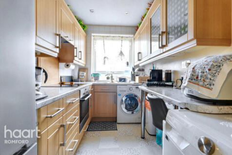 Paul Court, Romford, RM7 9PR 2 bed flat for sale