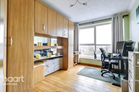 Paul Court, Romford, RM7 9PR 2 bed flat for sale