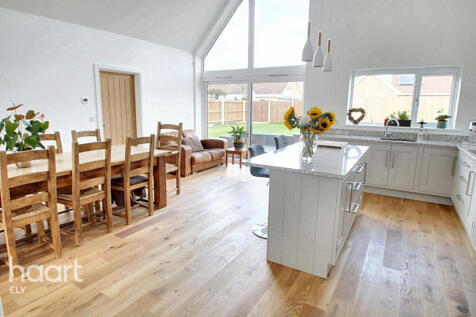4 bedroom detached bungalow for sale