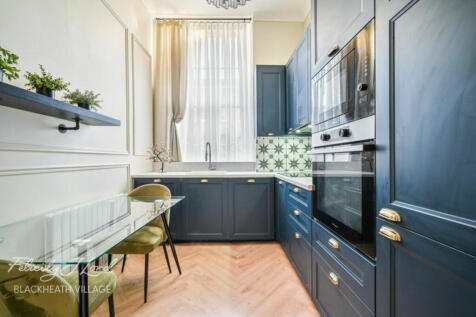 Gilbert Close, London, SE18 2 bed apartment for sale