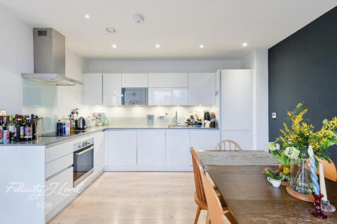 St Pauls Way, Bow, E3 3 bed flat for sale