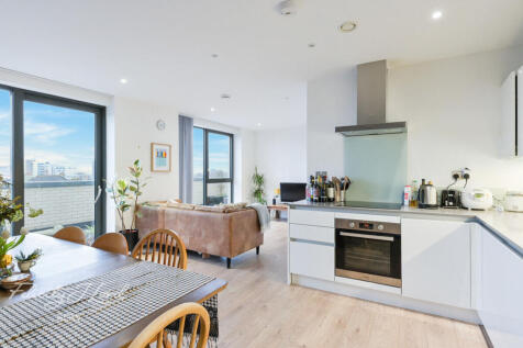 St Pauls Way, Bow, E3 3 bed flat for sale