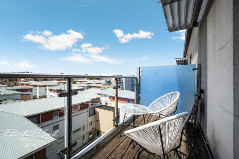 Maha Building, Merchant Street... 2 bed apartment for sale
