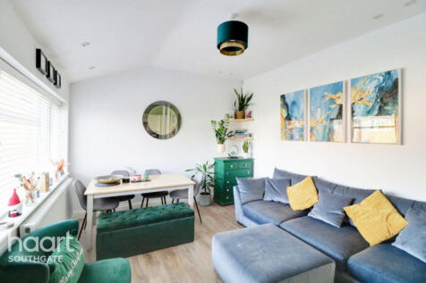 Grosvenor Court, London 2 bed maisonette for sale