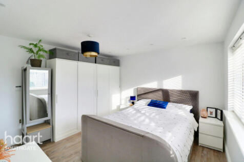 Grosvenor Court, London 2 bed maisonette for sale