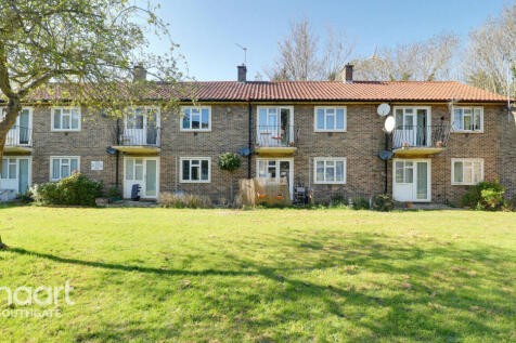 Oakleigh Park North, London 1 bed apartment for sale
