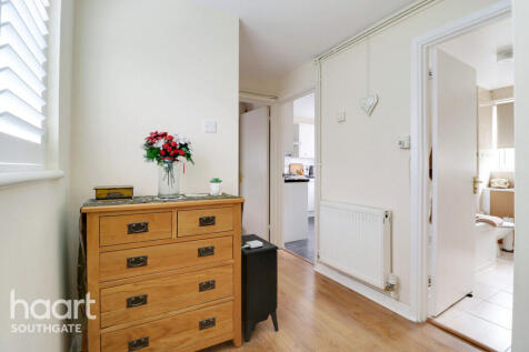 Links Side, Enfield 1 bed apartment for sale
