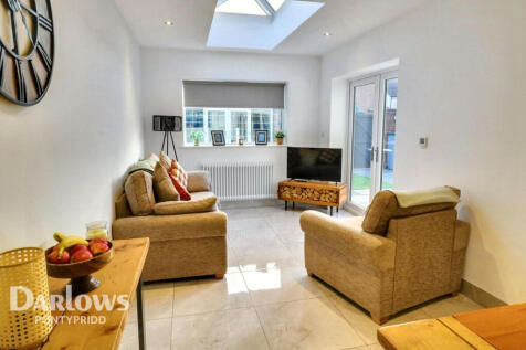 4 bedroom semi-detached house for sale