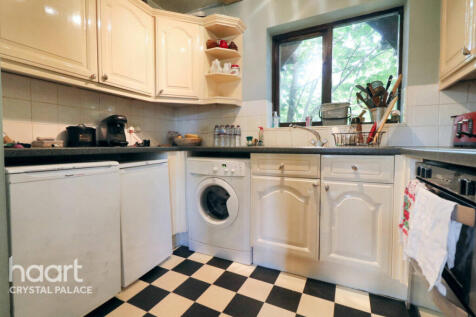 Thicket Grove, London 2 bed flat for sale