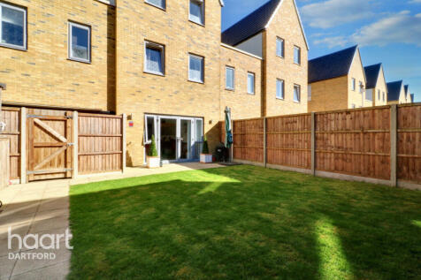 Longhoughton Avenue, Swanscombe 4 bed link detached house for sale