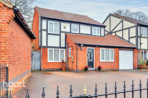 4 bedroom link detached house for sale