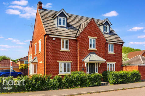 5 bedroom detached house for sale