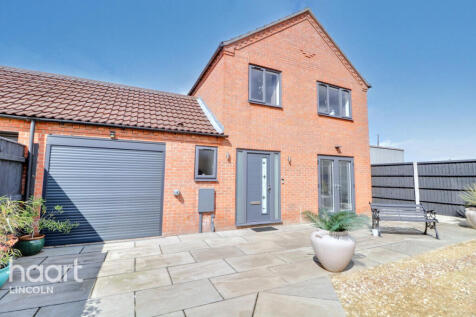 3 bedroom link detached house for sale