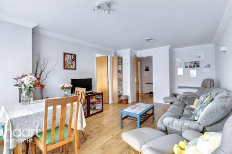 River Bank Close, Maidstone 2 bed apartment for sale
