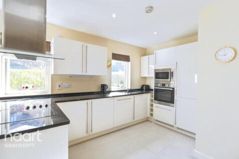 Wispers Lane, Haslemere 2 bed apartment for sale
