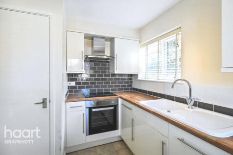 Avenue Road, HINDHEAD 2 bed apartment for sale