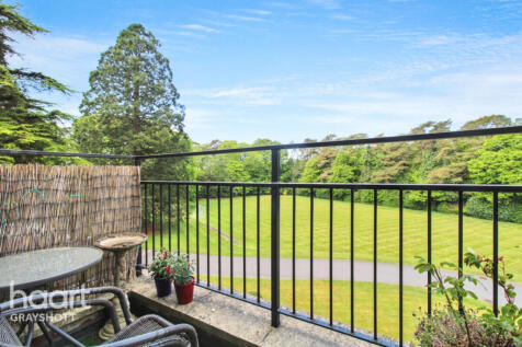 Beacon Crescent, Hindhead 2 bed apartment for sale