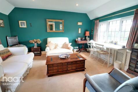 Hazel Grove, HINDHEAD 2 bed apartment for sale