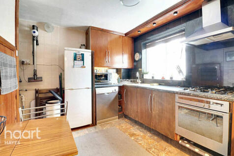 Radcliffe Way, NORTHOLT 3 bed flat for sale