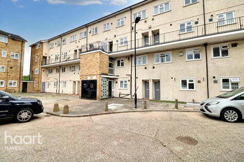 Radcliffe Way, NORTHOLT 3 bed flat for sale