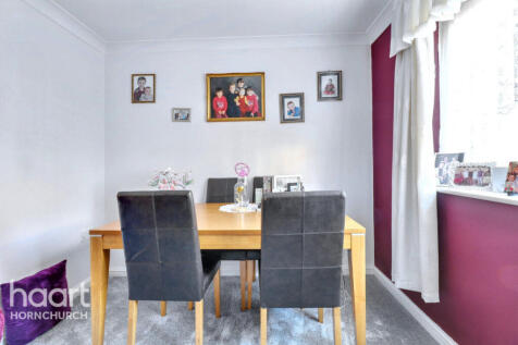 Woburn Avenue, Hornchurch 2 bed apartment for sale