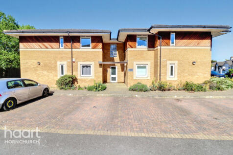 Stafford Avenue, HORNCHURCH 2 bed flat for sale