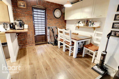 Peregrine Road, Hainault 3 bed end of terrace house for sale