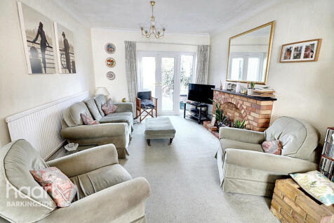 Stradbroke Grove, Clayhall 3 bed end of terrace house for sale