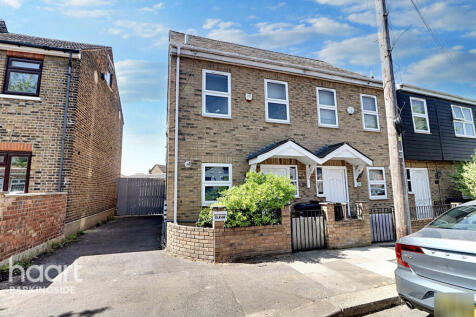 Youngs Road, Newbury Park 3 bed end of terrace house for sale