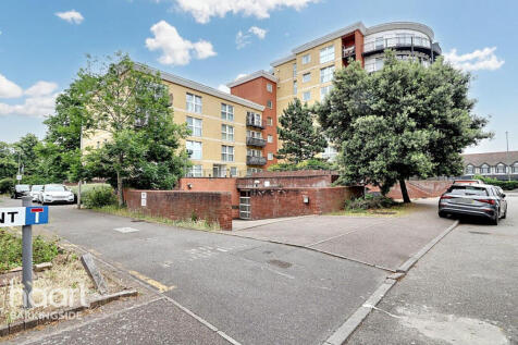 Royal Crescent, Newbury Park 2 bed apartment for sale