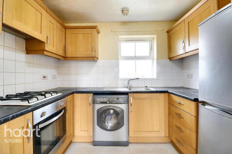 Saunders Close, Ilford 2 bed flat for sale